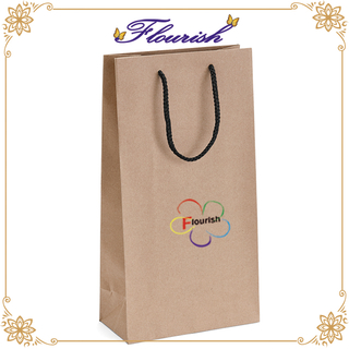 Kraftpapierbeutel mit zwei Flaschen Weinverpackung und schwarzem Baumwollgriff
