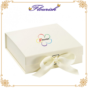 Mittelgroße beige Kunstpapier-Geschenkbox für Party und Events mit Band
