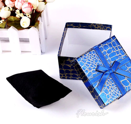 Blaue quadratische Ringbox aus Kunstdruckpapier mit silberner Fliege