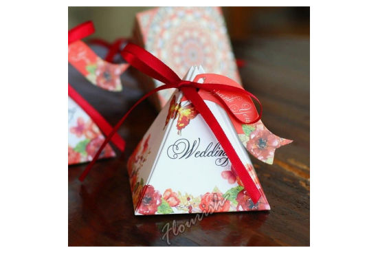 Einzigartiges Design Dreieck geformte weiße Hochzeitsgeschenk Explosion Box