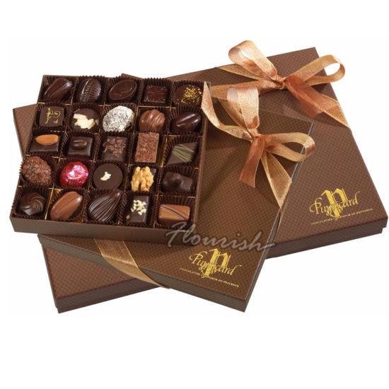Weiße Kunstpapier-Schokoladen-Geschenkbox mit gelbem Band