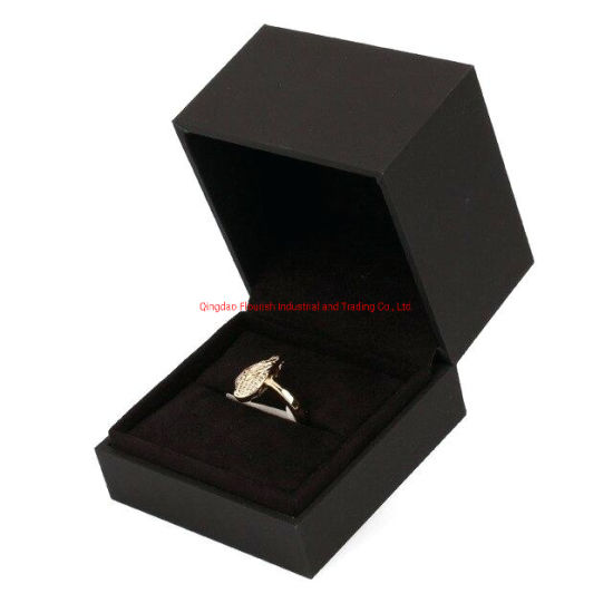 Benutzerdefiniertes Design OEM Logo Hot Foil Starke Pappschmuck Geschenkpapierbox
