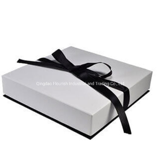 Mittelgroße beige Kunstpapier-Geschenkbox für Party und Events mit Band
