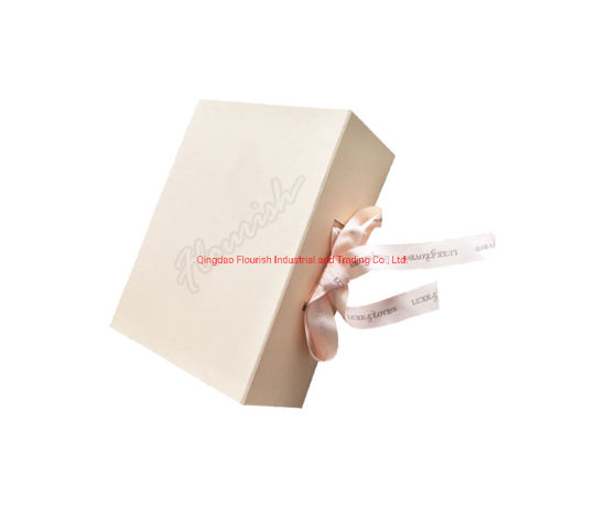 Mittelgroße beige Kunstpapier-Geschenkbox für Party und Events mit Band