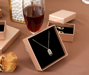 China-Fabrik-Großhandelskundenspezifisches Logo, das Luxuspapierverpackungs-Schmuck-Geschenkbox druckt